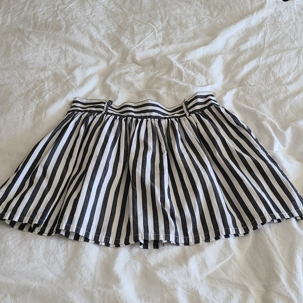 White and gray striped short skiry